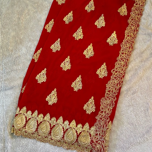 Beautiful red and gold silk chiffon saree with blouse - Picture 4 of 7